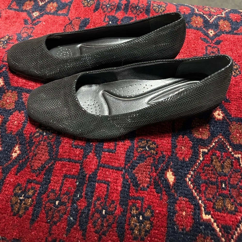 Trotters Black Textured Flats